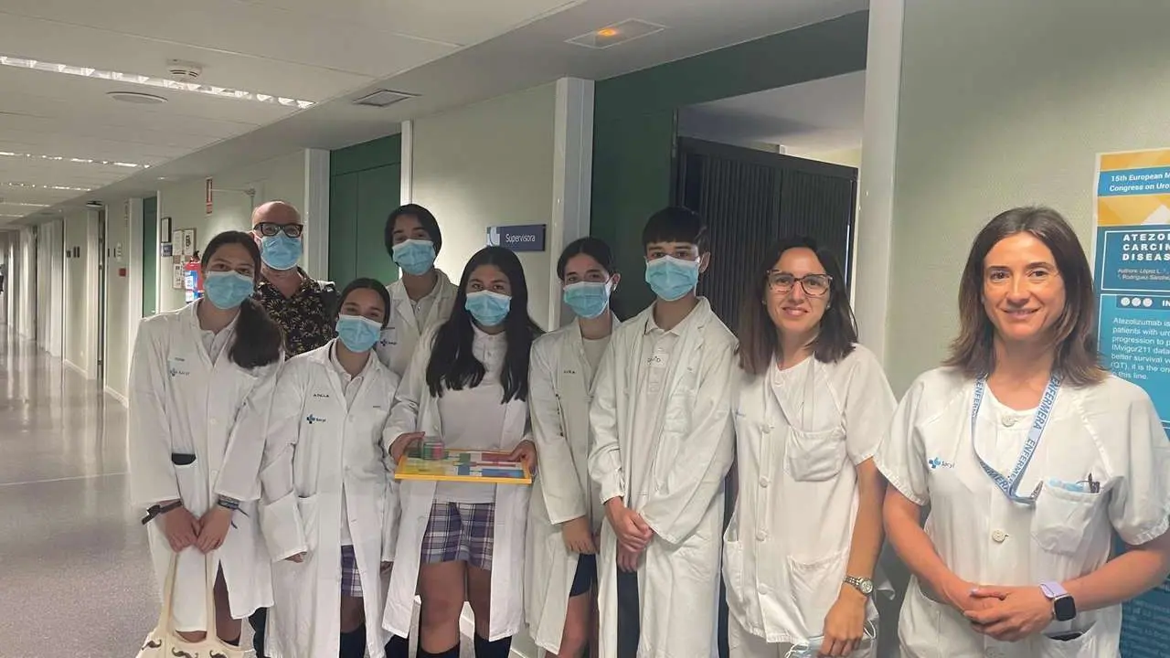 Los alumnos del Colegio de La Asunci&oacute;n de 2&ordm; de ESO, con su proyecto de "aprendizaje de emociones", han visitado a los pacientes del Hospital de D&iacute;a Oncohematol&oacute;gico mientras recib&iacute;an tratamiento.
