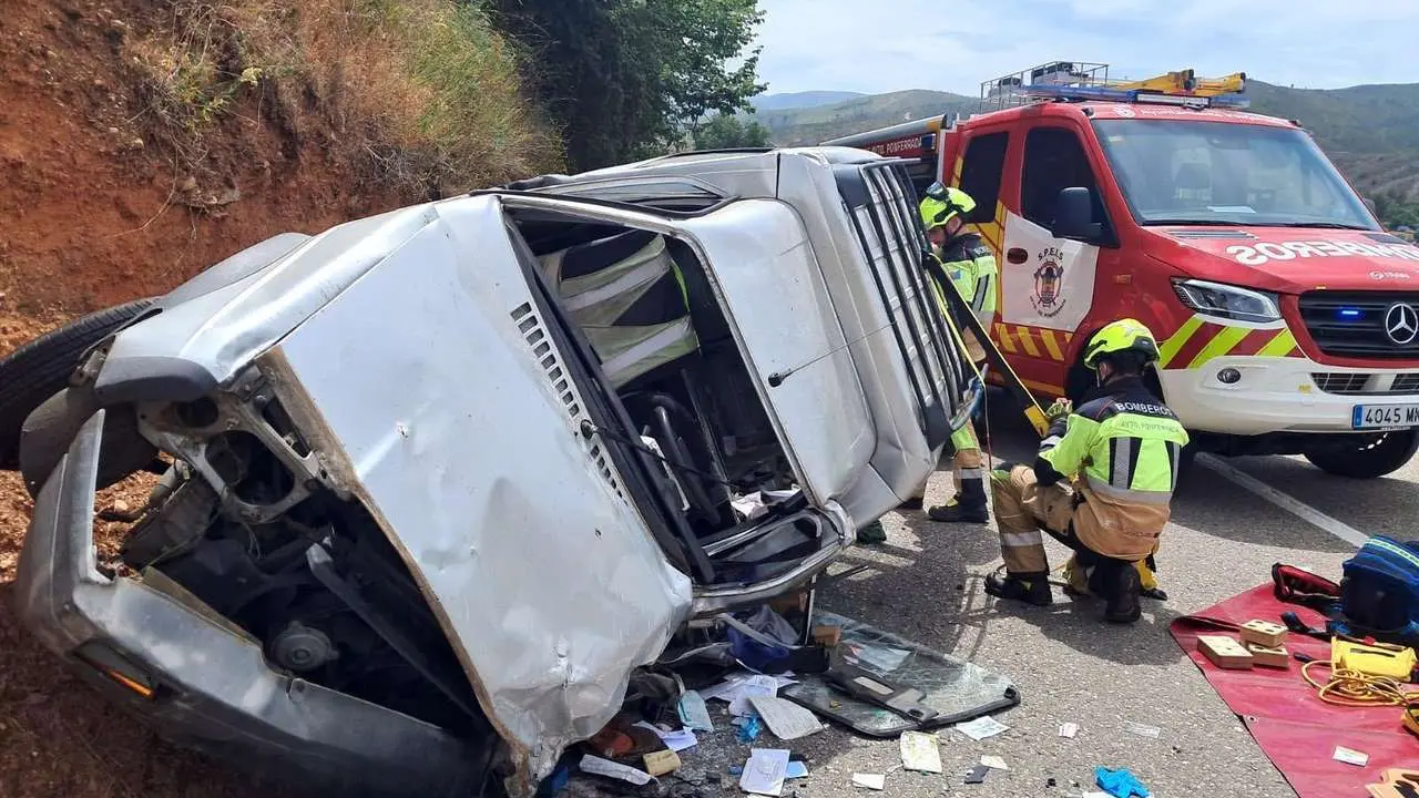 Bomberos de Ponferrada. Dos personas resultan heridas tras colisionar un turismo y una furgoneta en Puente Domingo Fl&oacute;rez (Le&oacute;n)