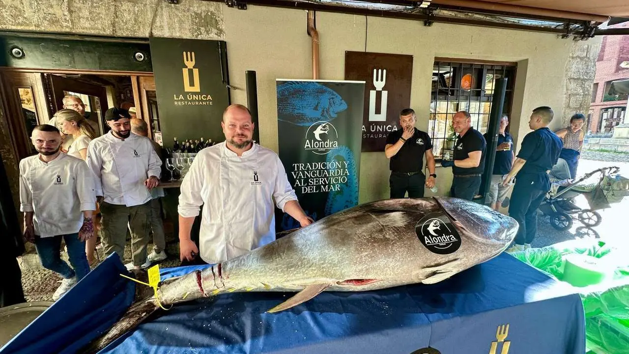 Javier Navarro, chef del restaurante La &Uacute;nica, ante un ejemplar de at&uacute;n rojo de 140 kilos. | SM