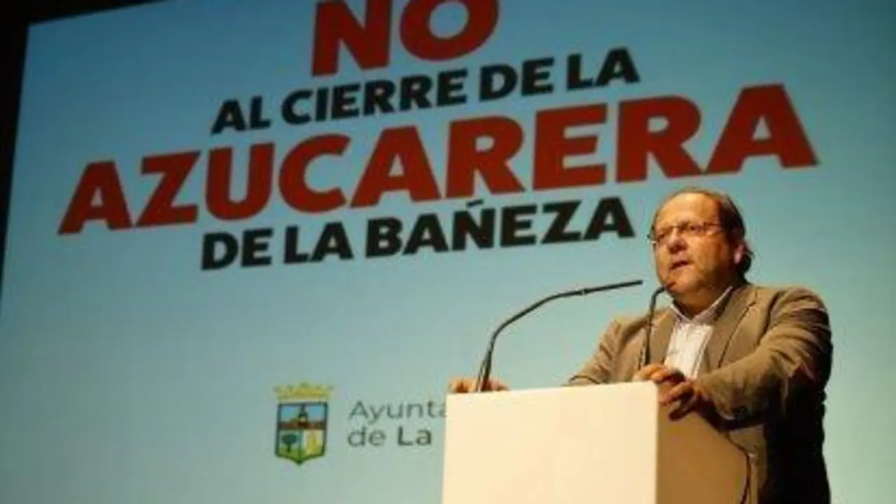Javier Carrera, alcalde de La Ba&ntilde;eza, durante el acto
