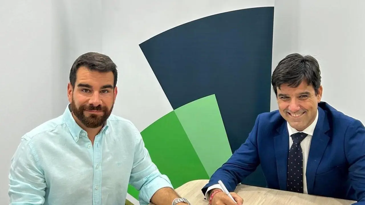 El presidente de la Asociaci&oacute;n de Comerciantes del Centro de Ponferrada, Iv&aacute;n Rodr&iacute;guez Canedo, y el director territorial de Unicaja en Castilla y Le&oacute;n, Manuel Rubio, firman un convenio de colaboraci&oacute;n