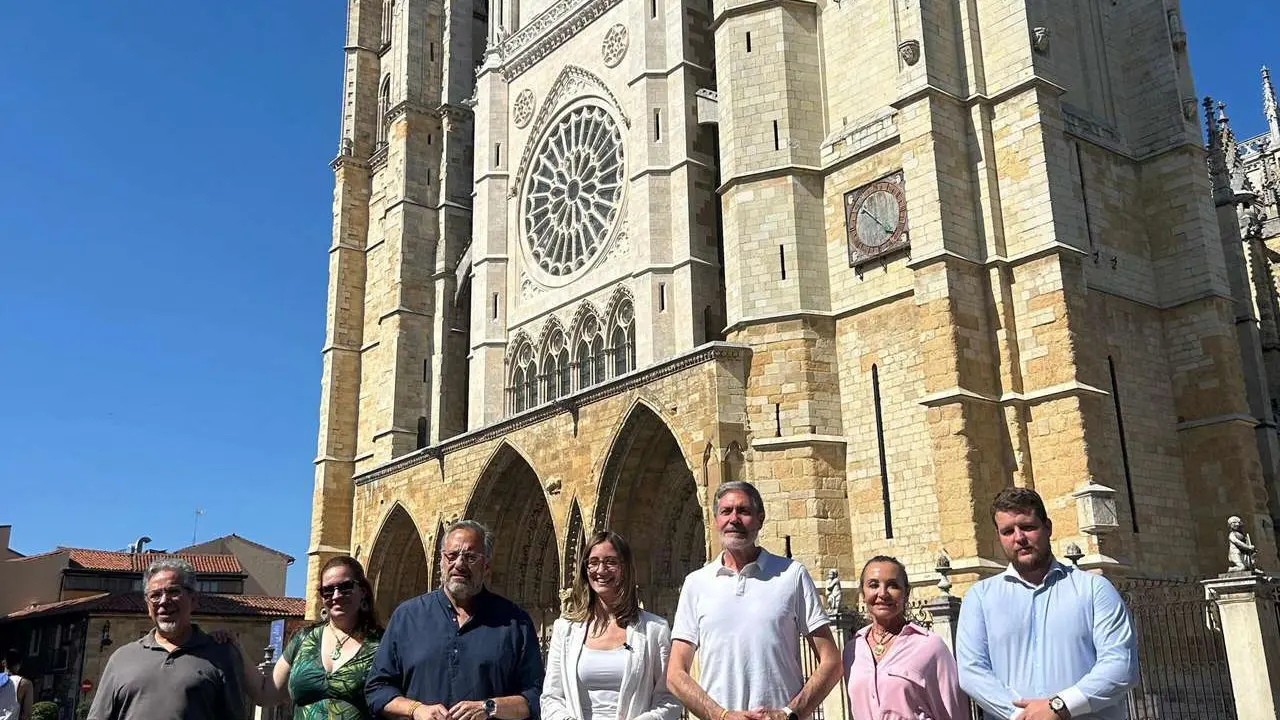 J&uacute;lia Calvet recorri&oacute; las calles del centro de Le&oacute;n con el presidente de las Cortes de Castilla y Le&oacute;n, el leon&eacute;s Carlos Poll&aacute;n; el procurador Miguel Su&aacute;rez, y la concejala en Le&oacute;n Blanca Herreros.