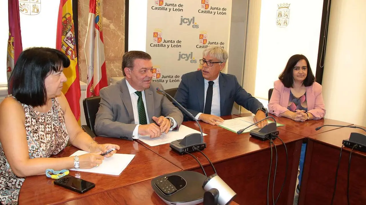 Peio Garc&iacute;a. ICAL. El consejero de la Presidencia, Luis Miguel Gonz&aacute;lez Gago, presenta el sistema de autoevaluaci&oacute;n de calidad de las Delegaciones Territoriales de la Junta de Castilla y Le&oacute;n, acompa&ntilde;ado por el delegado territorial, Eduardo Diego