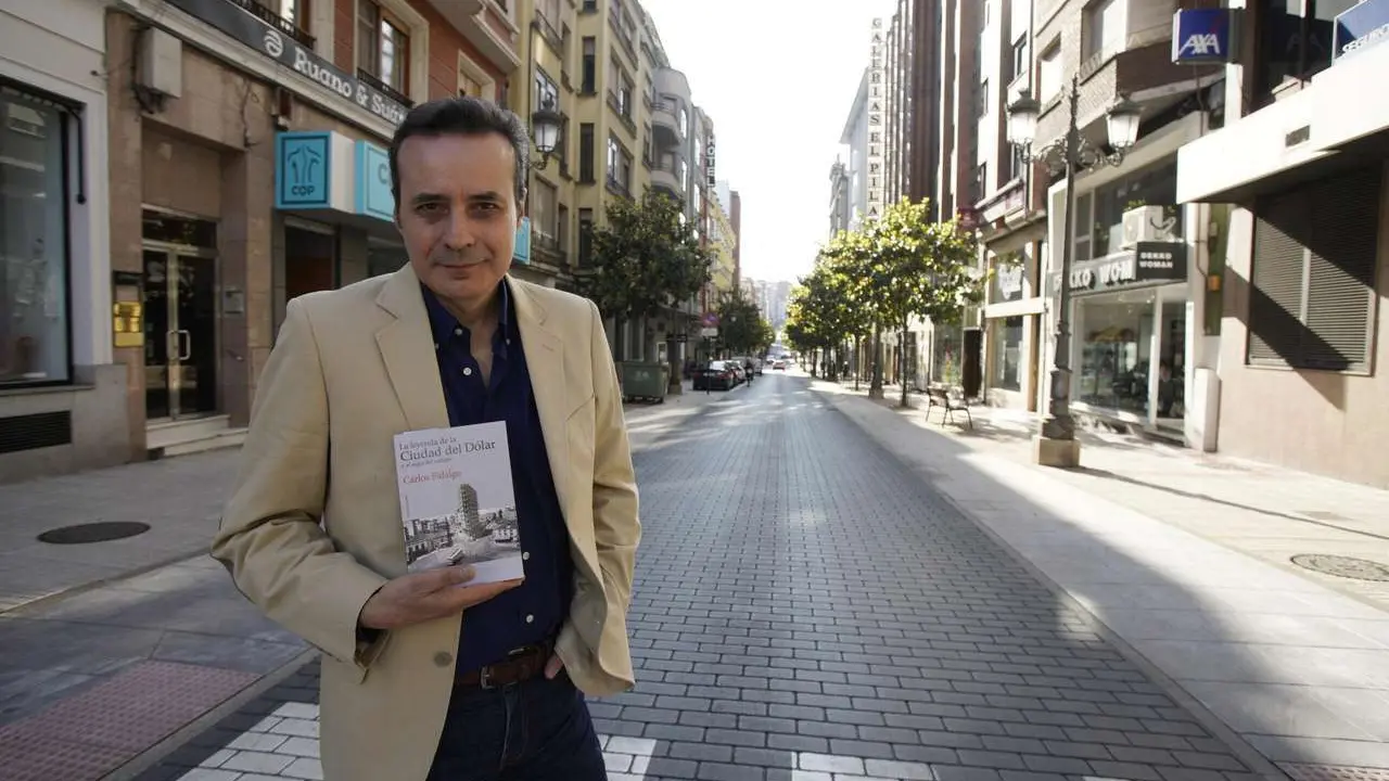 C&eacute;sar S&aacute;nchez. ICAL. El periodista y escritor berciano, Carlos Fidalgo, presenta su nuevo libro 'La leyenda de la Ciudad del D&oacute;lar y el siglo del carb&oacute;n'