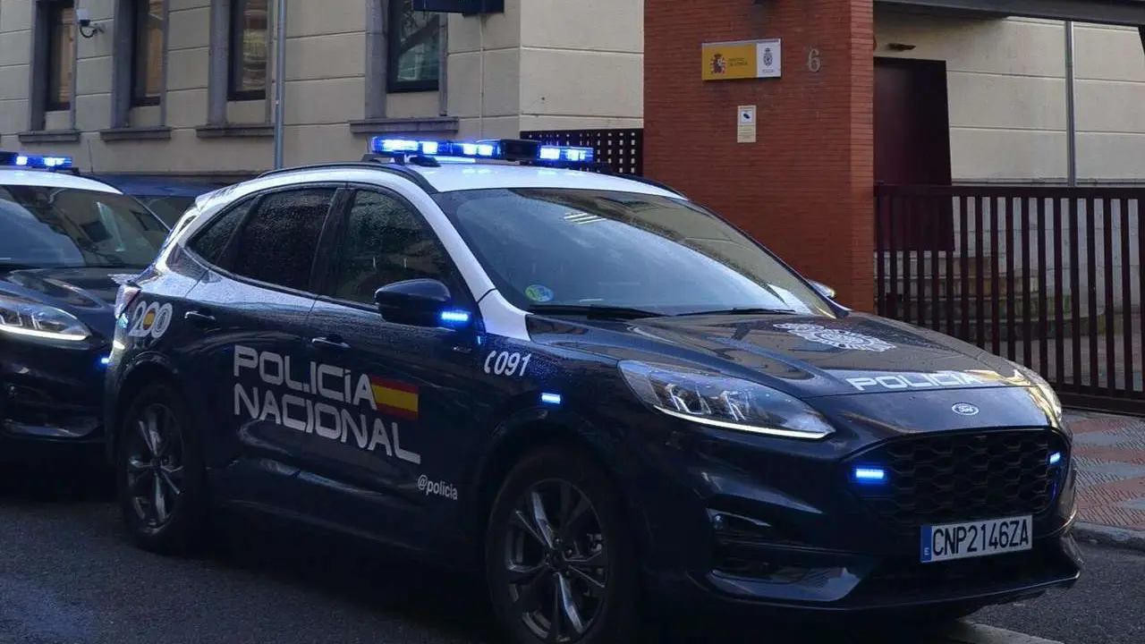 Imagen de archivo de un veh&iacute;culo de la Polic&iacute;a Nacional junto a la comisar&iacute;a de Le&oacute;n.