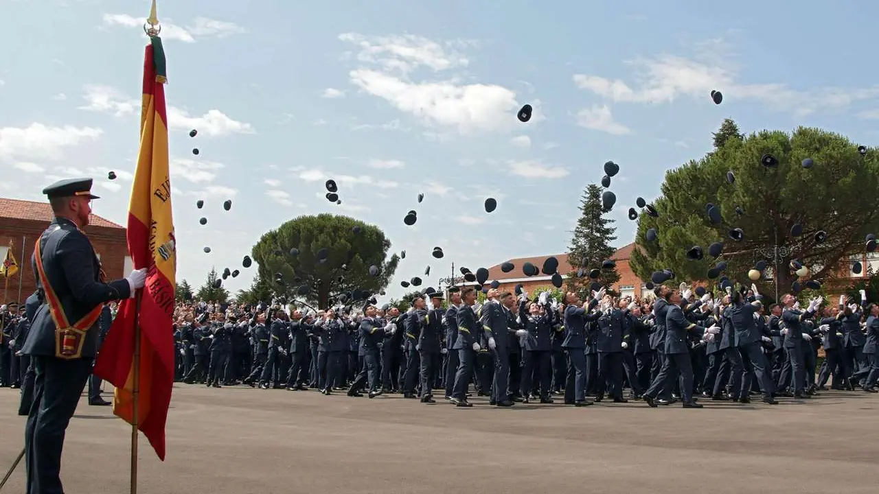 Peio Garc&iacute;a. ICAL. El jefe de Estado Mayor del Ej&eacute;rcito del Aire y del Espacio, Francisco Braco Carb&oacute;, preside el acto de entrega de Reales Despachos a los sargentos de la XXXIII promoci&oacute;n de la Academia B&aacute;sica del Aire y del Espacio, con la asistencia del presidente de las Cortes, Carlos Poll&aacute;n y el consejero de Medio Ambiente, Juan Carlos Su&aacute;rez Qui&ntilde;ones