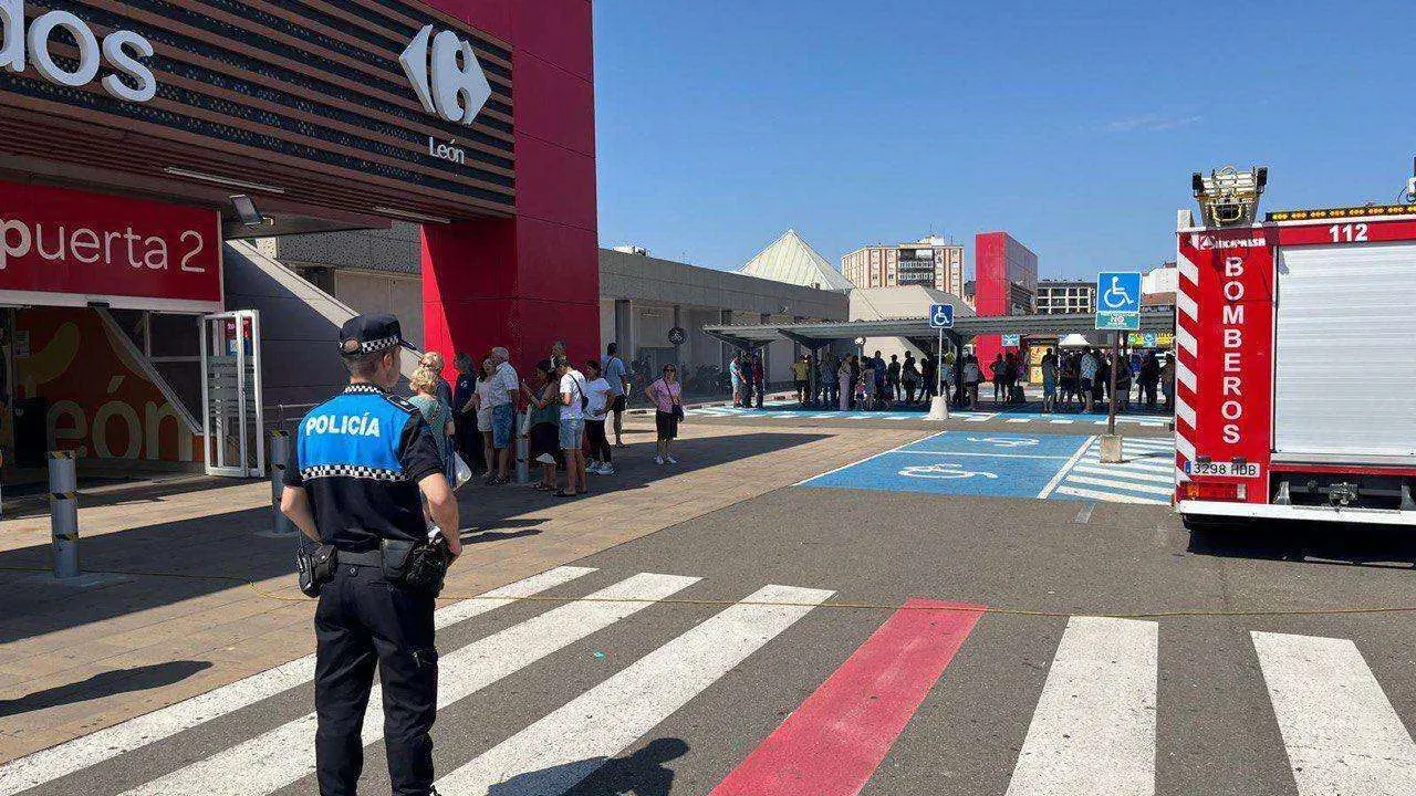 Desalojado el Centro Comercial Carrefour de Le&oacute;n debido al incendio de un establecimiento de comida