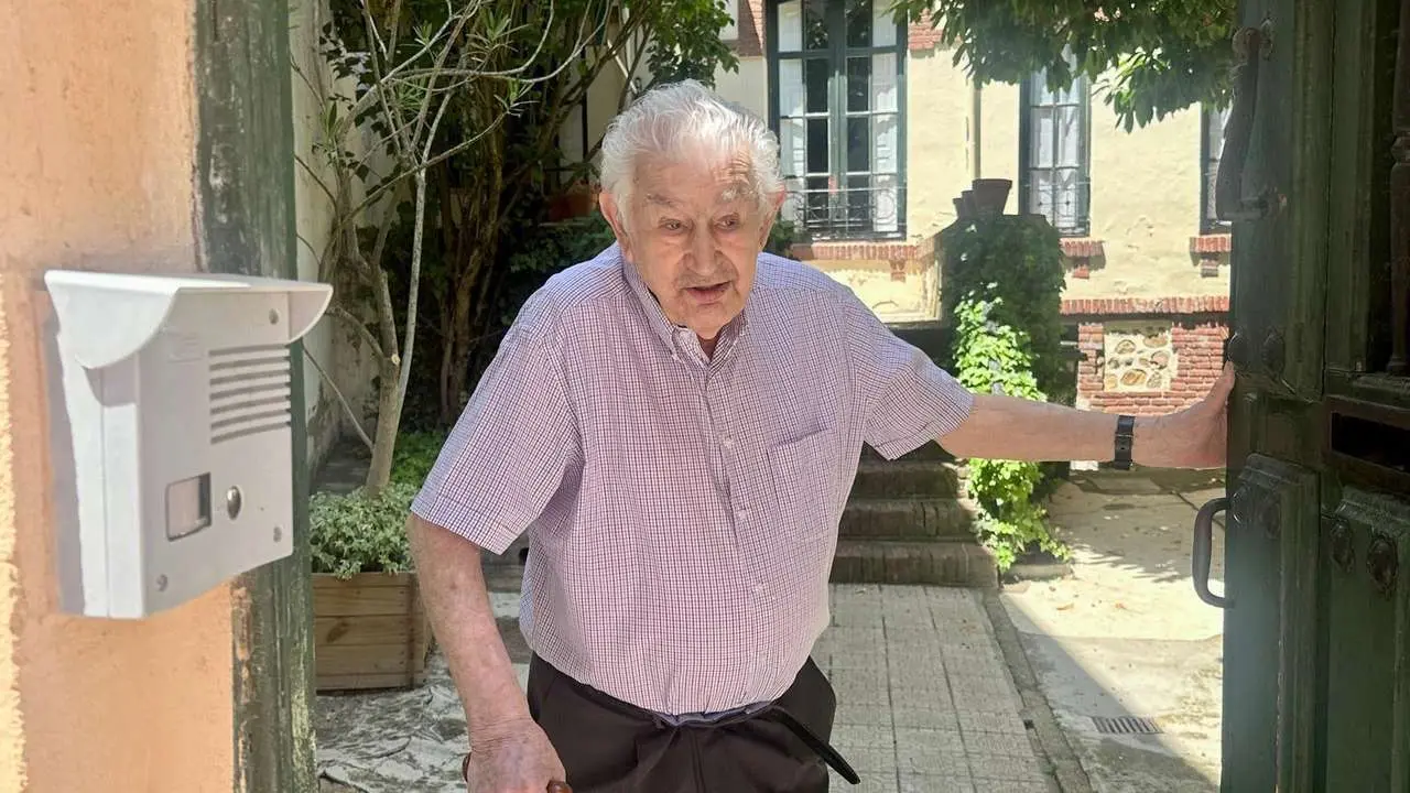 El poeta Gamoneda, Premio Cervantes en 2006, a las puertas de su vivienda en Le&oacute;n. | SM