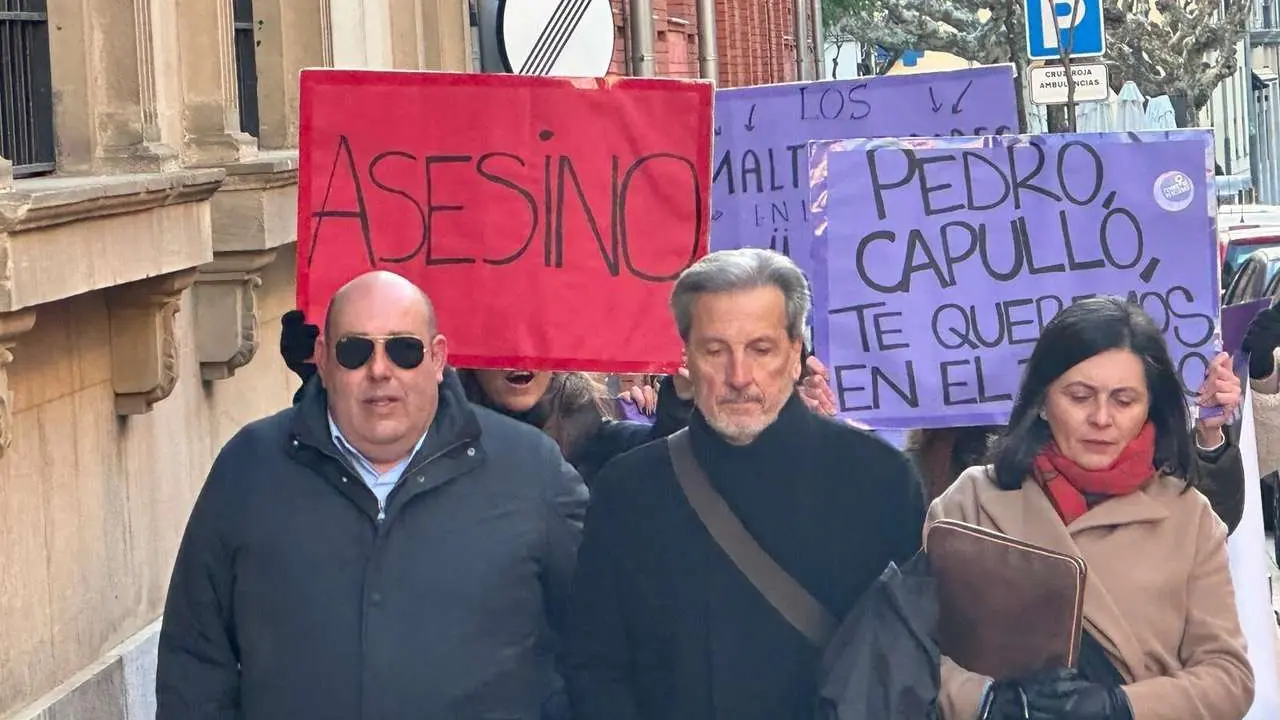 El expol&iacute;tico berciano Pedro Mu&ntilde;oz, en el centro, fue condenado a 16 a&ntilde;os y 11 meses de prisi&oacute;n por intentar matar a su segunda exmujer, Raquel D&iacute;az, a quien debe indemnizar con m&aacute;s de 1,5 millones de euros. | SM