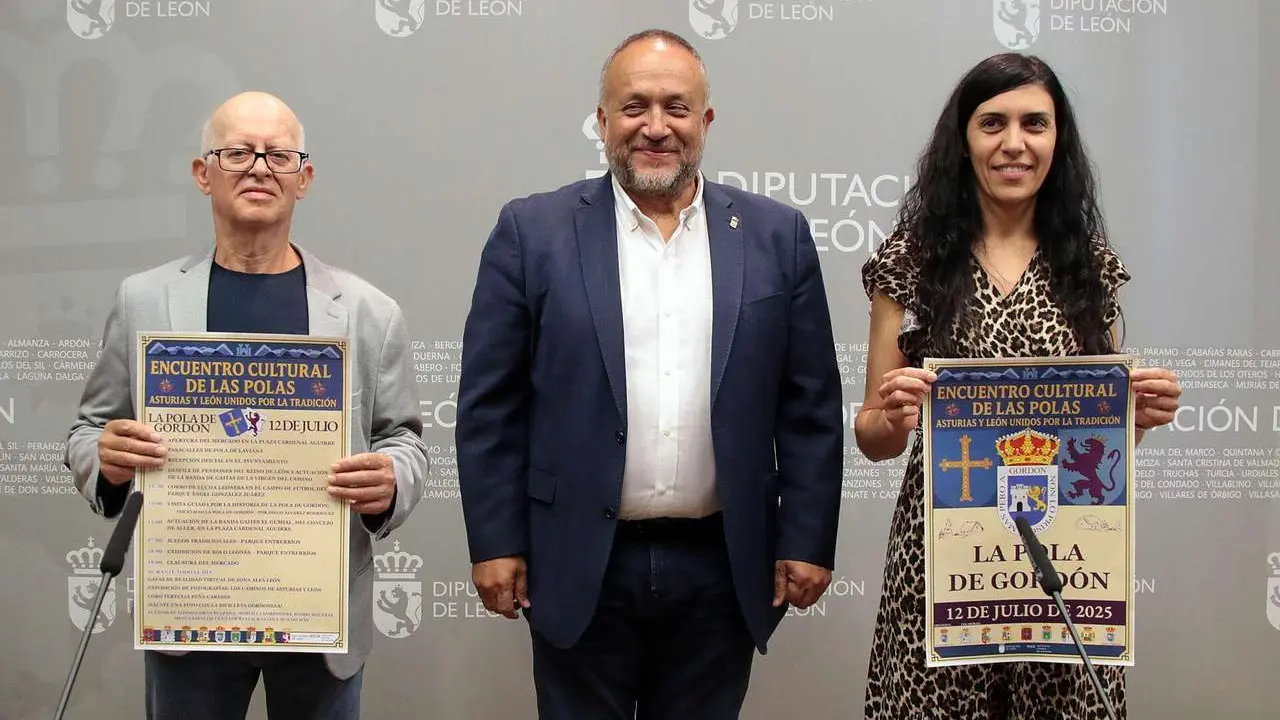 Peio Garc&iacute;a. ICAL. El presidente de la Diputaci&oacute;n de Le&oacute;n, Gerardo &Aacute;lvarez Courel, acompa&ntilde;a al alcalde de La Pola de Gord&oacute;n, Antonio Garc&iacute;a Arias, en la presentaci&oacute;n del encuentro cultural de Las Polas que se celebrar&aacute; este s&aacute;bado
