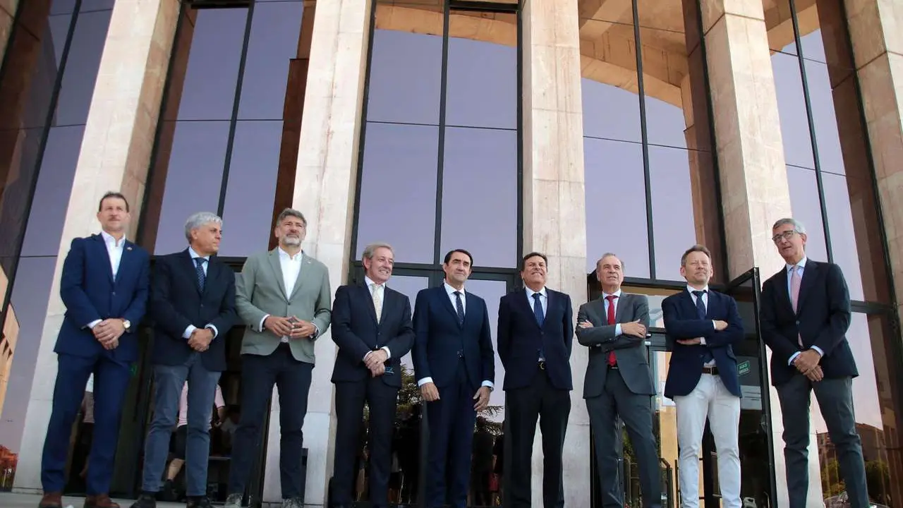 Peio Garc&iacute;a. ICAL. Los consejeros de Medio Ambiente, Vivienda y Ordenaci&oacute;n del Territorio, Juan Carlos Su&aacute;rez-Qui&ntilde;ones, y de Econom&iacute;a y Hacienda, Carlos Fern&aacute;ndez Carriedo, mantienen una reuni&oacute;n con los presidentes y secretarios de la C&aacute;mara de Comercio e Industria de Le&oacute;n, la Federaci&oacute;n Leonesa de Empresarios y el C&iacute;rculo Empresarial Leon&eacute;s