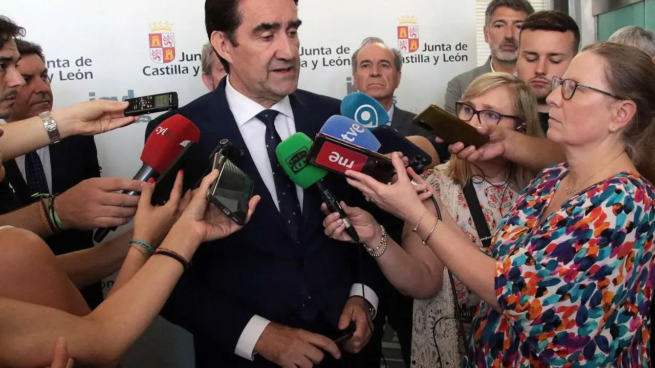 Peio Garc&iacute;a. ICAL. Los consejeros de Medio Ambiente, Vivienda y Ordenaci&oacute;n del Territorio, Juan Carlos Su&aacute;rez-Qui&ntilde;ones, y de Econom&iacute;a y Hacienda, Carlos Fern&aacute;ndez Carriedo, mantienen una reuni&oacute;n con los presidentes y secretarios de la C&aacute;mara de Comercio e Industria de Le&oacute;n, la Federaci&oacute;n Leonesa de Empresarios y el C&iacute;rculo Empresarial Leon&eacute;s