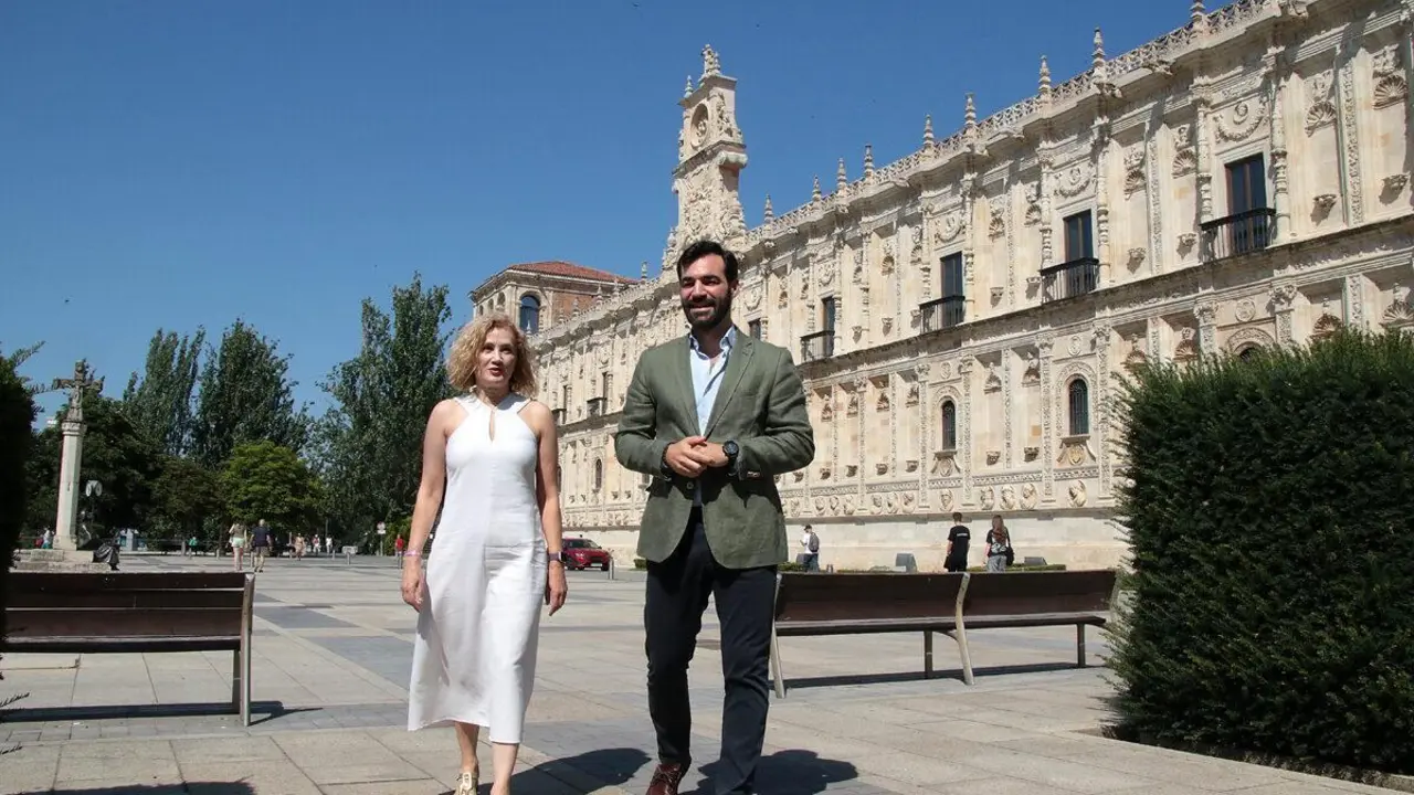 Silvia Franco y David Fern&aacute;ndez, del PP de Le&oacute;n, junto al Parador de San Marcos. | ICAL