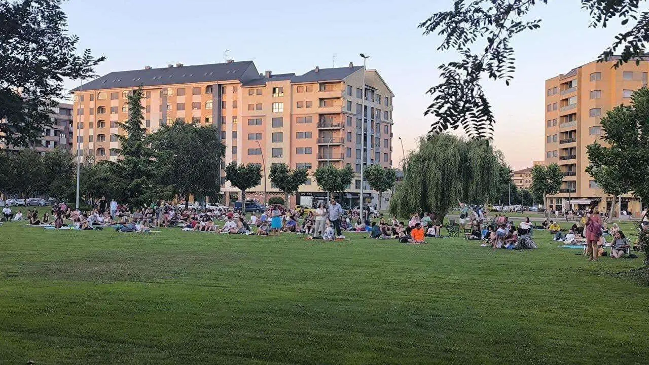 La gente esperando a que comenzara el cine | Ayto. de Le&oacute;n