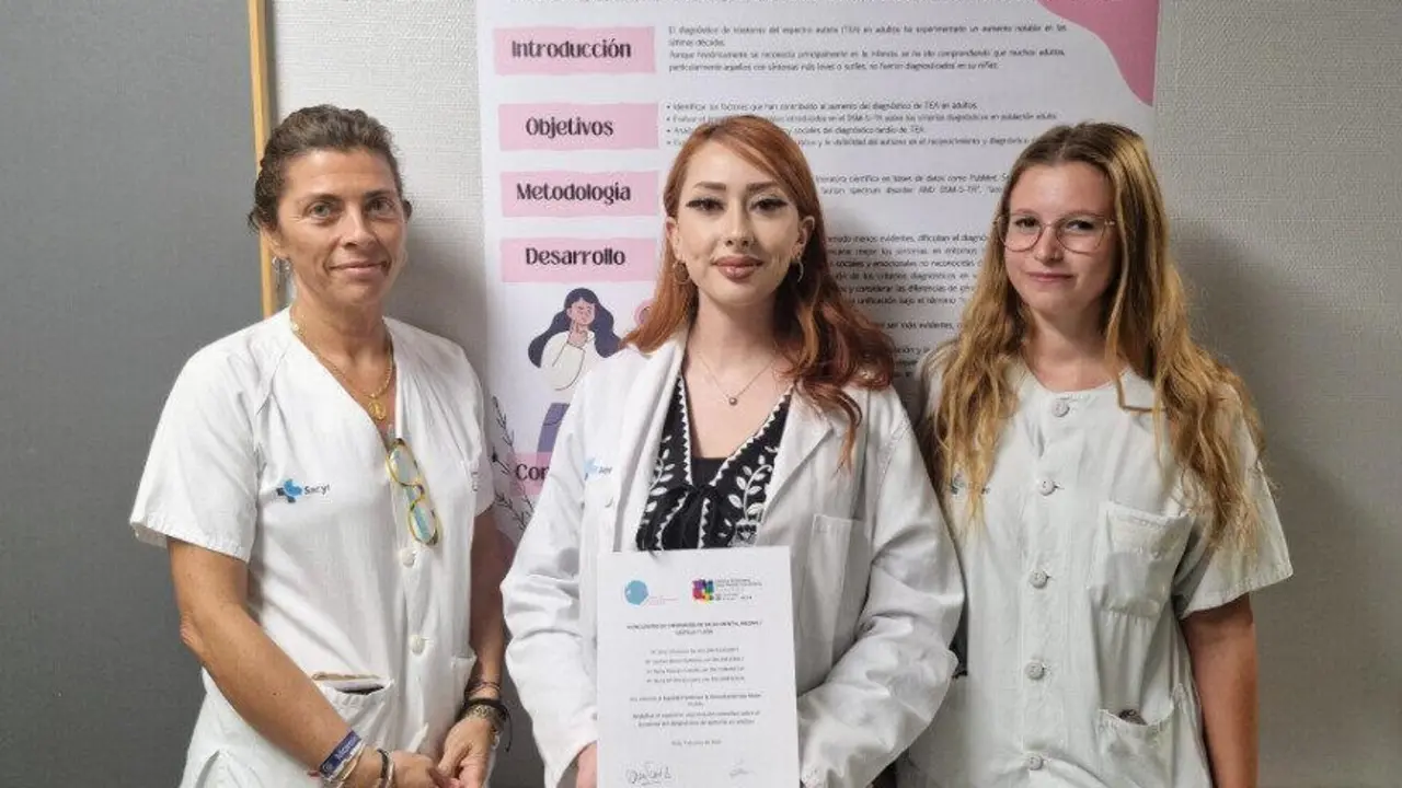 Nuria Morala, supervisora del Servicio de Psiquiatr&iacute;a, Siria Villanueva, EIR de Salud Mental y Carmen Belzuza, enfermera de la Gasbi con el p&oacute;ster y el diploma del galard&oacute;n.