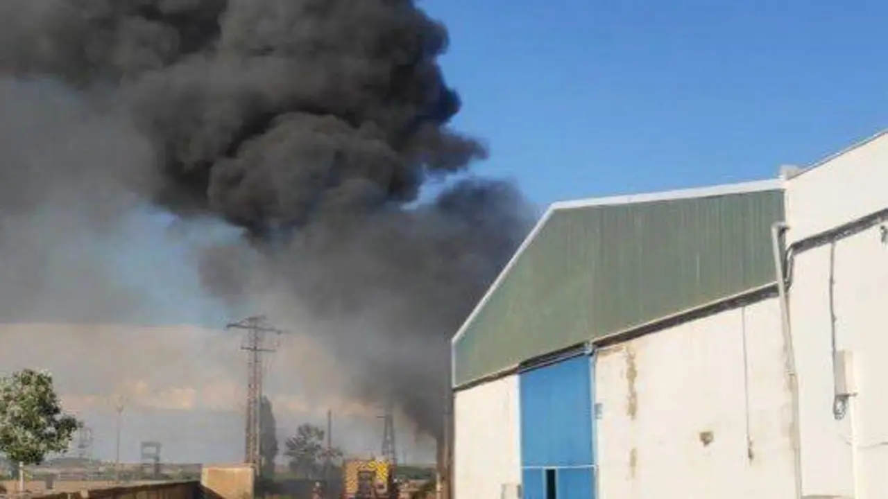 Incendio de nave industrial en el Pol&iacute;gono de Onzonilla. Polic&iacute;a local de Le&oacute;n. 
