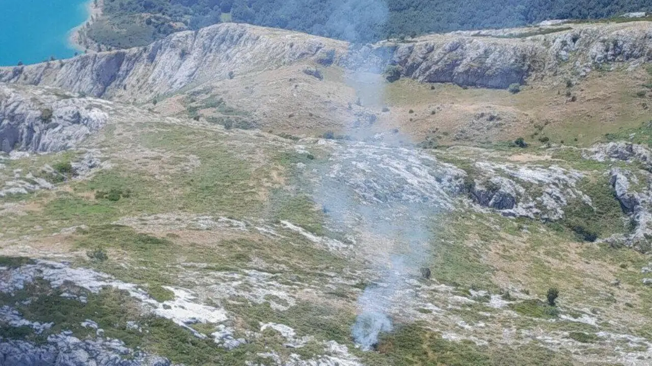 Imagen de archivo de un incendio en la zona de Ria&ntilde;o estos d&iacute;as.