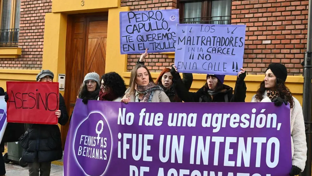 Las feministas bercianas se concentraron en la Audiencia Provincial de Le&oacute;n en la &uacute;ltima sesi&oacute;n del juicio contra Pedro Mu&ntilde;oz, que ha sido condenado en firme a 16 a&ntilde;os y 11 meses por intentar matar a su exmujer, Raquel D&iacute;az. | ICAL