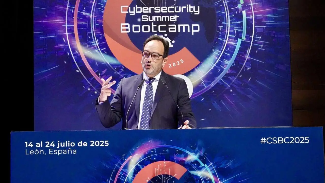 El secretario de Estado de Telecomunicaciones e Infraestructuras Digitales, Antonio Hernando Vera, en la anterior edici&oacute;n del certamen. | ICAL