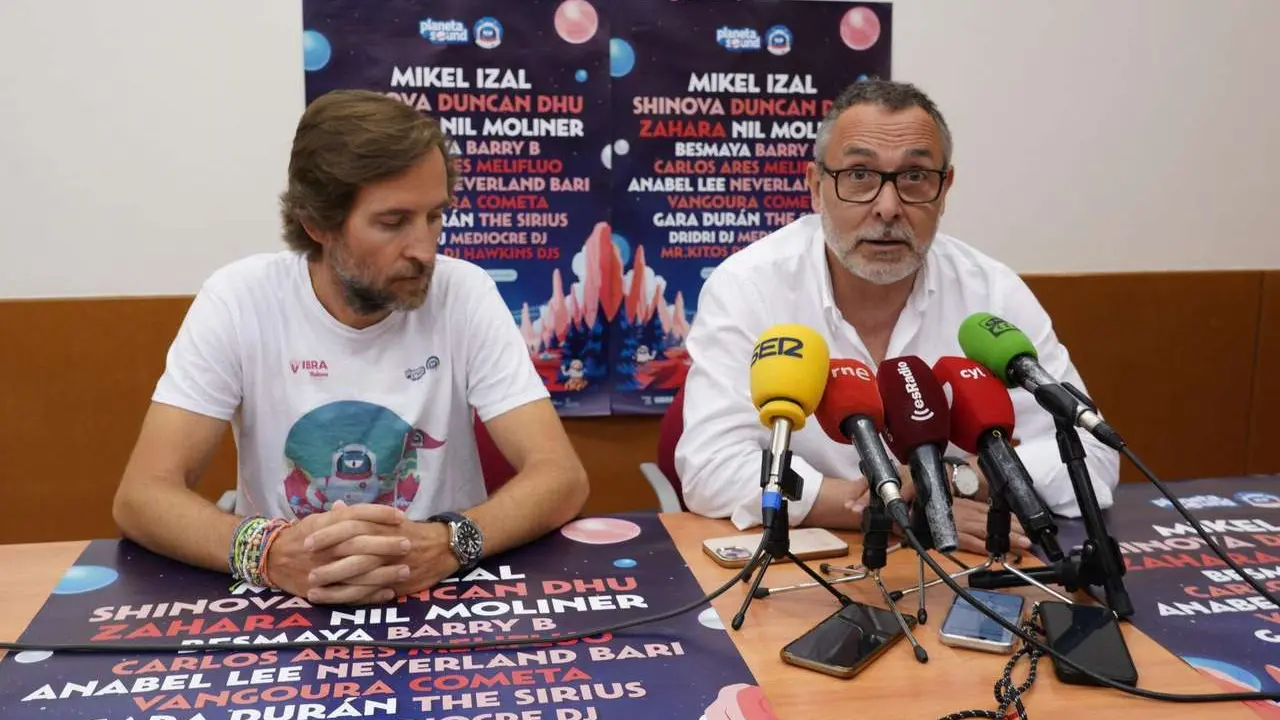 C&eacute;sar S&aacute;nchez. ICAL. El concejal de Fiestas del Ayuntamiento de Ponferrada, Carlos Cortina (D), durante la presentaci&oacute;n del festival Planeta Sound junto a su director, &Aacute;ngel Escuredo (I)
