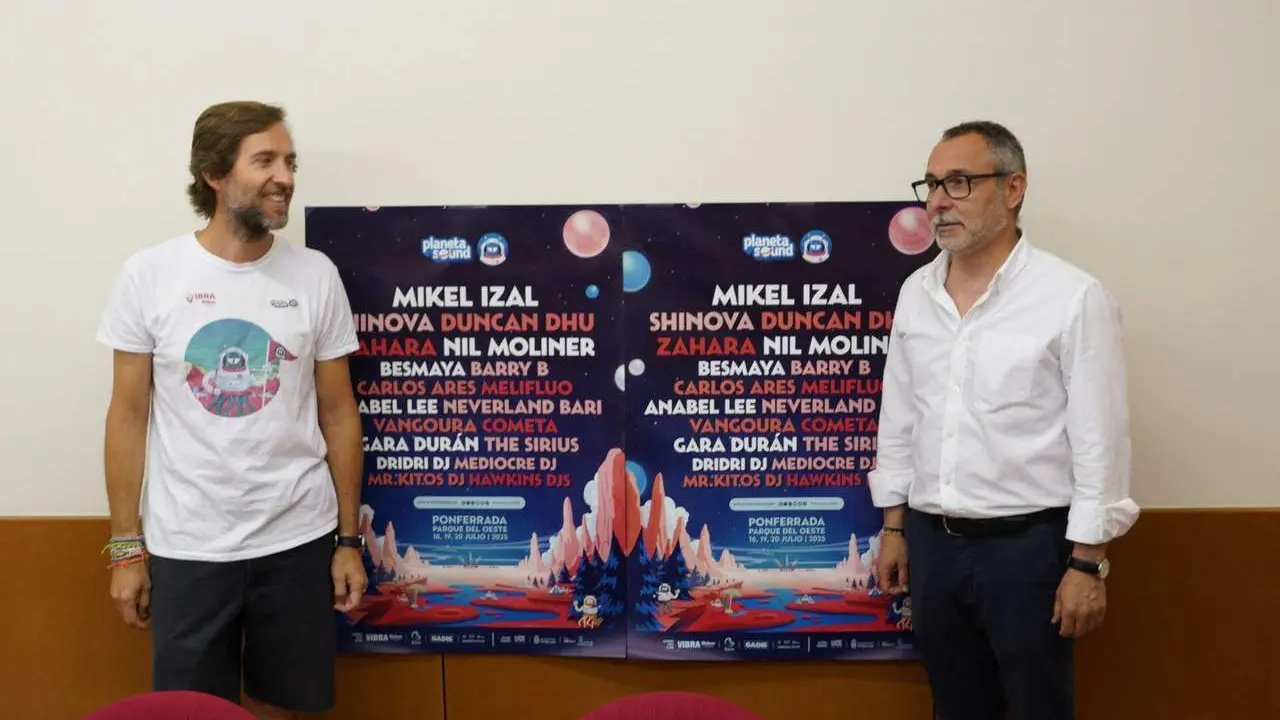 C&eacute;sar S&aacute;nchez. ICAL. El concejal de Fiestas del Ayuntamiento de Ponferrada, Carlos Cortina (D), durante la presentaci&oacute;n del festival Planeta Sound junto a su director, &Aacute;ngel Escuredo (I)