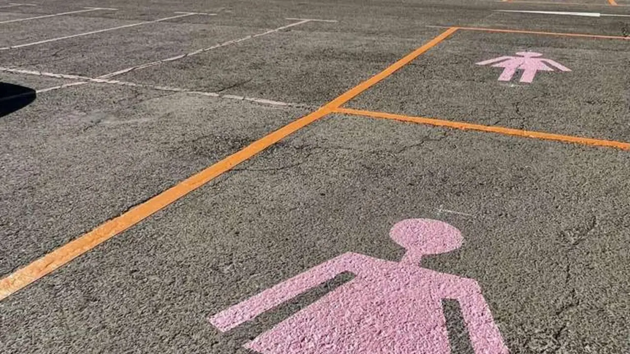 Campillo. ICAL. Aparcamiento para mujeres en la explanada de los Pendones Leoneses