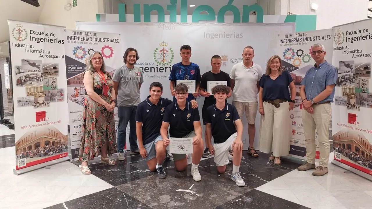 Los equipos con sus tutores y los organizadores de las Olimpiadas en la ULE.