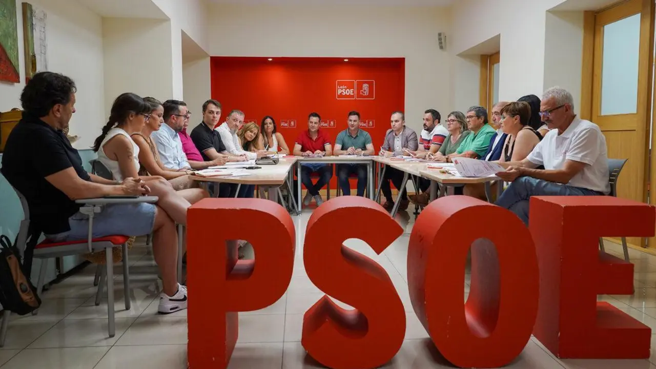 El secretario de Organizaci&oacute;n del Partido Socialista de Castilla y Le&oacute;n, Daniel de la Rosa, mantiene una reuni&oacute;n de trabajo con el secretario de Organizaci&oacute;n del PSOE de Le&oacute;n, Daniel San Jos&eacute;. | ICAL