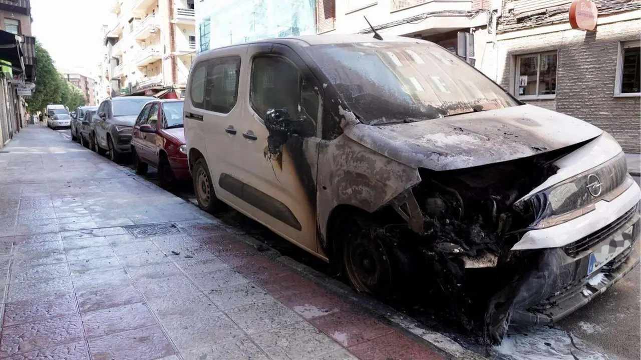 Incendio de un veh&iacute;culo estacionado en la avenida de San Mam&eacute;s de Le&oacute;n