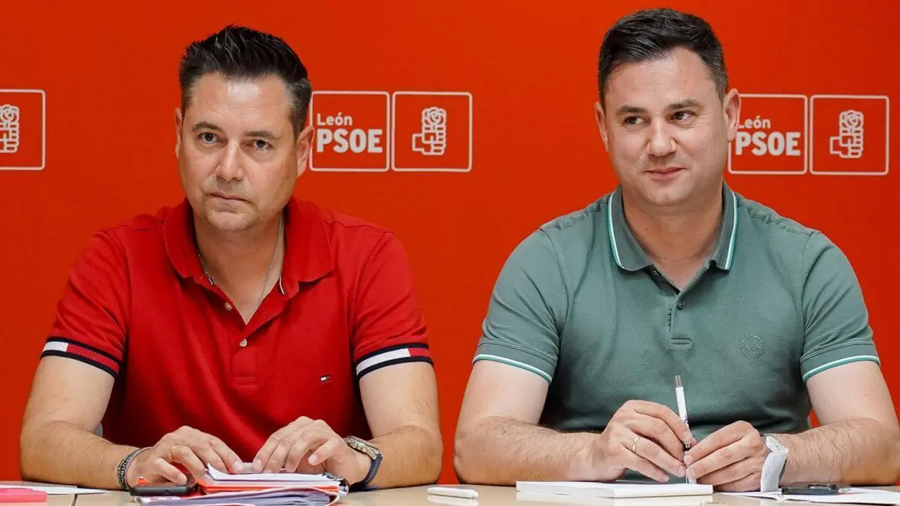 El secretario de Organizaci&oacute;n del Partido Socialista de Castilla y Le&oacute;n, Daniel de la Rosa, junto al secretario provincial del PSOE de Le&oacute;n, Javier Alfonso Cend&oacute;n, fotografiados hace unos d&iacute;as en Le&oacute;n. | ICAL