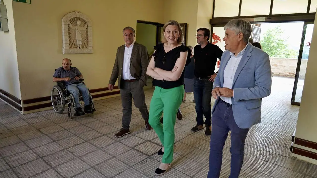 Campillo. ICAL. La vicepresidenta de la Junta dy consejera de Familia e Igualdad de Oportunidades, Isabel Blanco, visita el centro social Las Cinco Llagas de C&aacute;ritas Diocesana de Astorga.