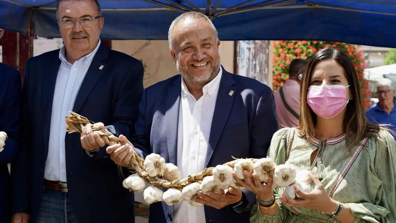 Campillo. ICAL. La vicesecretaria general del PSOE de Castilla y Le&oacute;n, Nuria Rubio, recorre los puestos de la Feria del Ajo de Santa Marina del Rey (Le&oacute;n), junto al delegado del Gobierno, Nicanor Sen; el presidente de la diputaci&oacute;n, Gerardo &Aacute;lvarez Courel y el delegado territorial de la Junta, Eduardo Diego, entre otras autoridades.