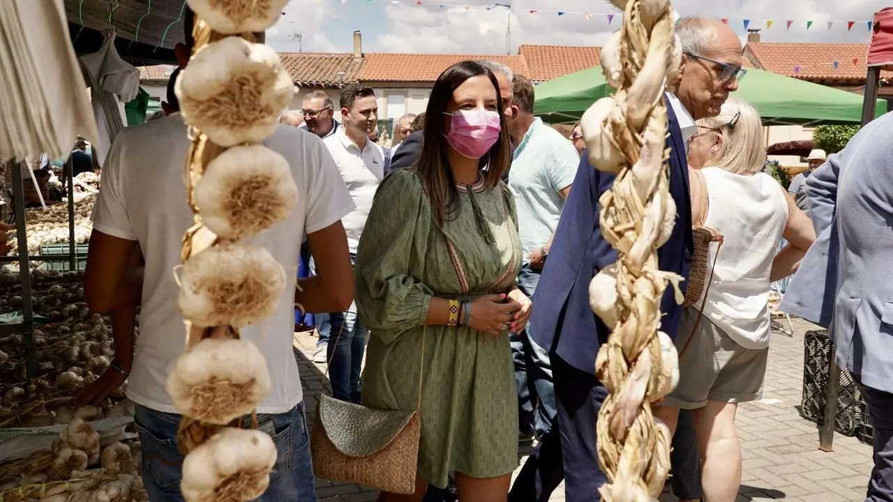 Campillo. ICAL. La vicesecretaria general del PSOE de Castilla y Le&oacute;n, Nuria Rubio, recorre los puestos de la Feria del Ajo de Santa Marina del Rey (Le&oacute;n), junto al delegado del Gobierno, Nicanor Sen; el presidente de la diputaci&oacute;n, Gerardo &Aacute;lvarez Courel y el delegado territorial de la Junta, Eduardo Diego, entre otras autoridades.