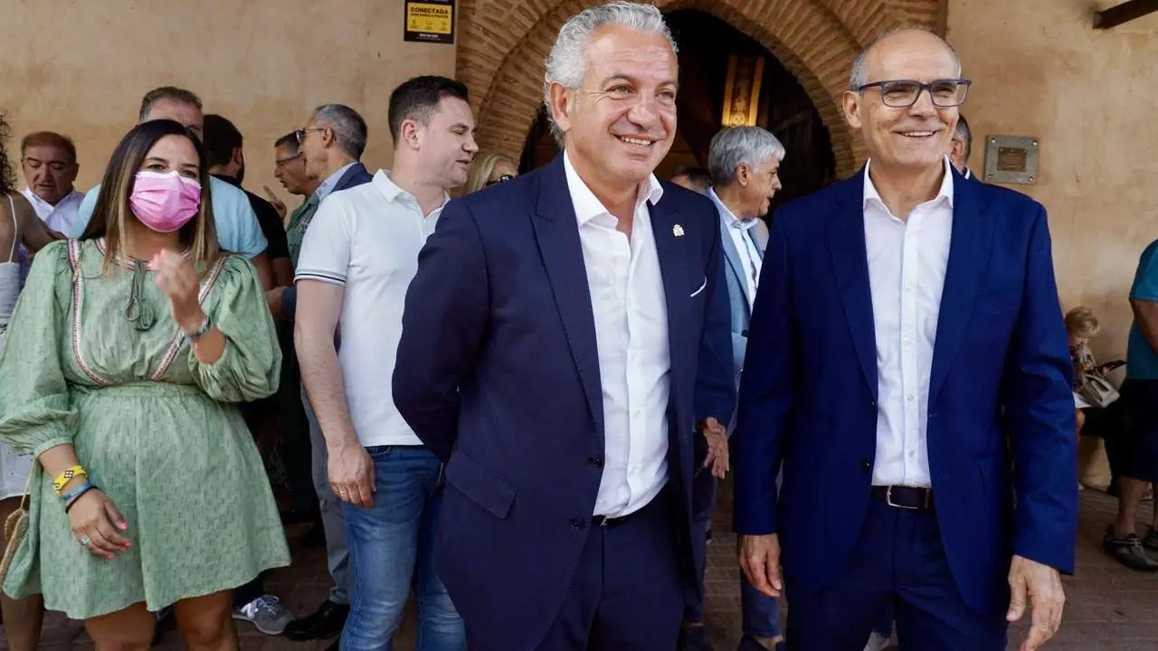 Campillo. ICAL. La vicesecretaria general del PSOE de Castilla y Le&oacute;n, Nuria Rubio, recorre los puestos de la Feria del Ajo de Santa Marina del Rey (Le&oacute;n), junto al delegado del Gobierno, Nicanor Sen; el presidente de la diputaci&oacute;n, Gerardo &Aacute;lvarez Courel y el delegado territorial de la Junta, Eduardo Diego, entre otras autoridades.