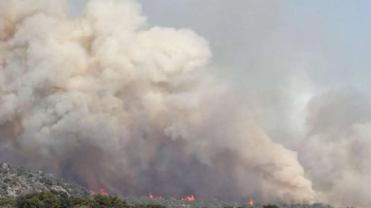 Rmestudios. ICAL. La Junta activa la situaci&oacute;n operativa dos ante la evoluci&oacute;n del incendio de Navaluenga (&Aacute;vila) En la foto, columna de humo vista desde la ciudad de &Aacute;vila