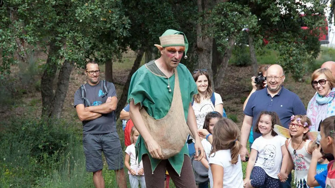 ICAL. La asociaci&oacute;n El Zofreral y la compa&ntilde;&iacute;a Dinamia Teatro organizan una Senda Encantada en el bosque de alcornoques de la localidad berciana de Cobrana