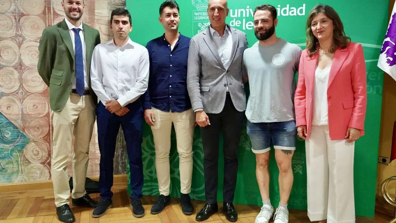 La rectora de la Universidad de Le&oacute;n, Nuria Gonz&aacute;lez, acompa&ntilde;ada por el alcalde de Le&oacute;n, Jos&eacute; Antonio Diez, presenta el Informe Guess Le&oacute;n 2023/2024 que analiza la actividad emprendedora de los estudiantes de la Universidad de Le&oacute;n.