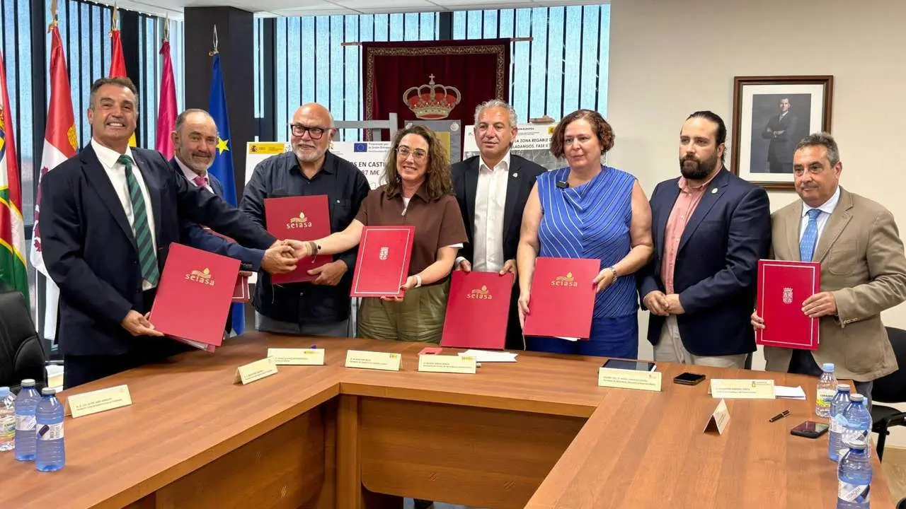 La consejera de Agricultura, Mar&iacute;a Gonz&aacute;lez, y el delegado del Gobieno, Nicanor Sen, entre otros, firman un convenio para la finalizaci&oacute;n de la segunda fase de las obras de modernizaci&oacute;n de la zona de regad&iacute;o perteneciente a la Comunidad de Regantes del Canal de Villadangos, en Le&oacute;n.