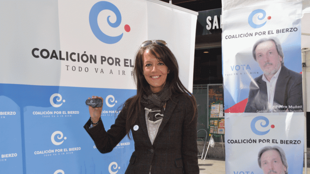 La abogada leonesa Raquel D&iacute;az, fotografiada hace diez a&ntilde;os junto a los carteles de su partido: era vicepresidenta y portavoz. | ICAL