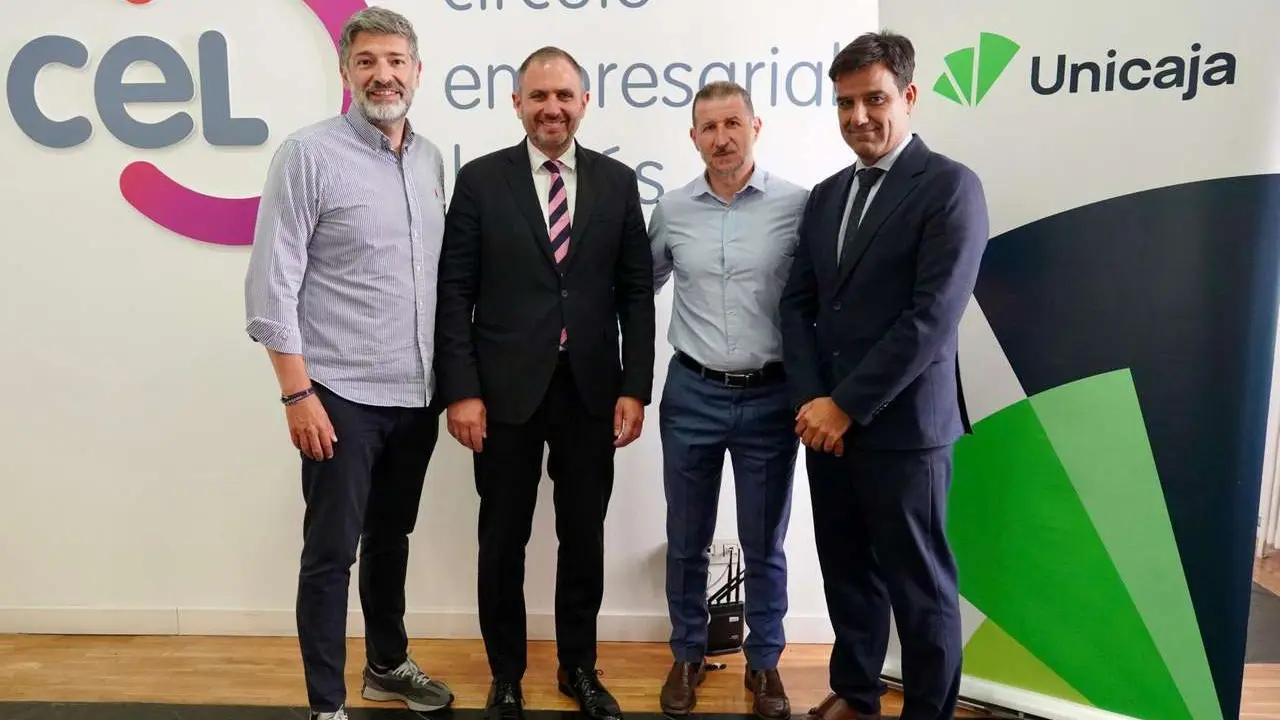 En la imagen de I a D, Julio C&eacute;sar &Aacute;lvarez; Jos&eacute; Mar&iacute;a Fern&aacute;ndez;  &Aacute;ngel Gonz&aacute;lez, gerente de CEL; y Manuel Rubio, director territorial de Unicaja en Castilla y Le&oacute;n, durante la firma del convenio
