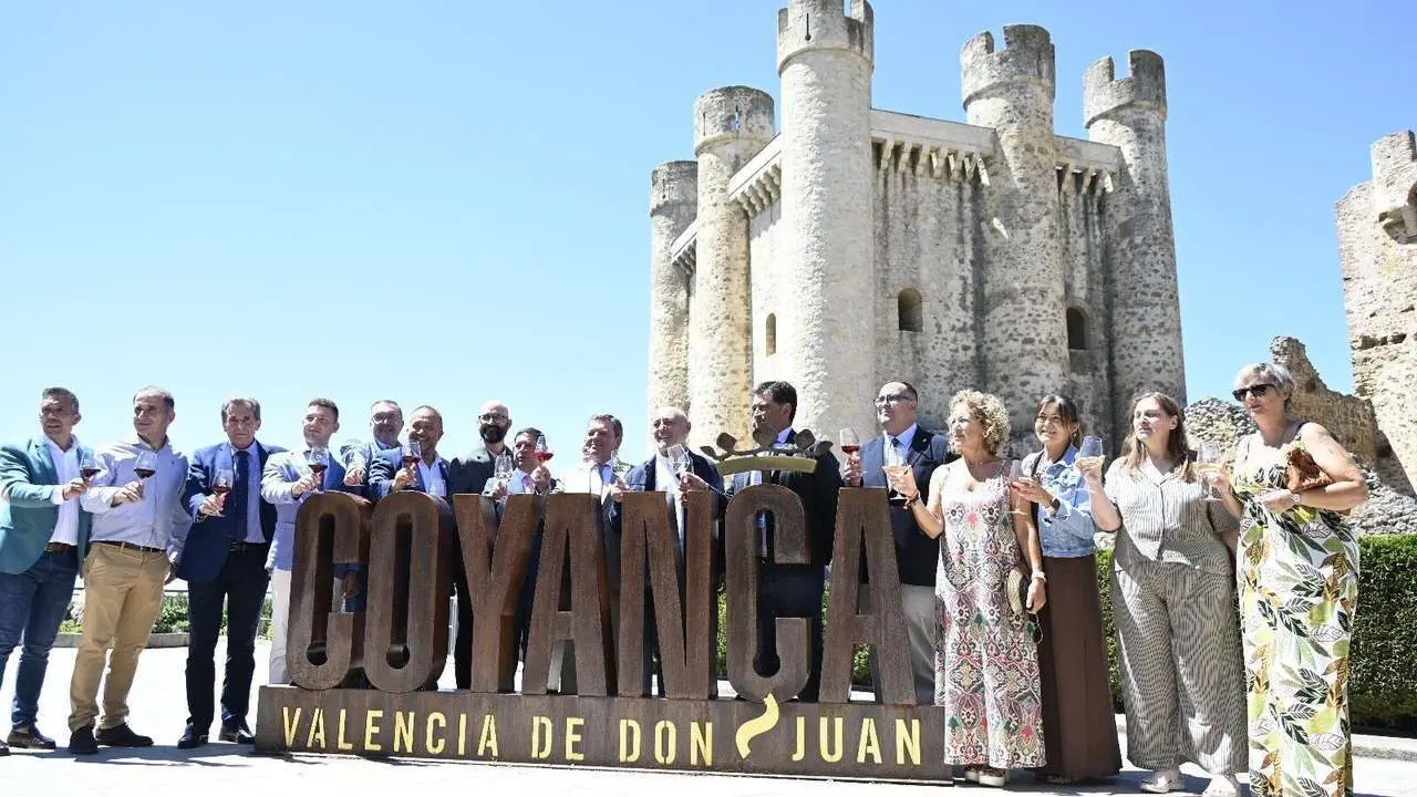La Denominaci&oacute;n de Origen Le&oacute;n inaugura la XXIII Feria del Vino de Valencia de Don Juan con la participaci&oacute;n del presidente de la DO, Rafael Blanco, el presidente de la Diputaci&oacute;n de Le&oacute;n, Gerardo &Aacute;lvarez Courel, el consejero de Presidencia de la Junta de Castilla y Le&oacute;n, Luis Miguel Gonz&aacute;lez Gago y el alcalde de Valencia de Don Juan, Jos&eacute; Jim&eacute;nez