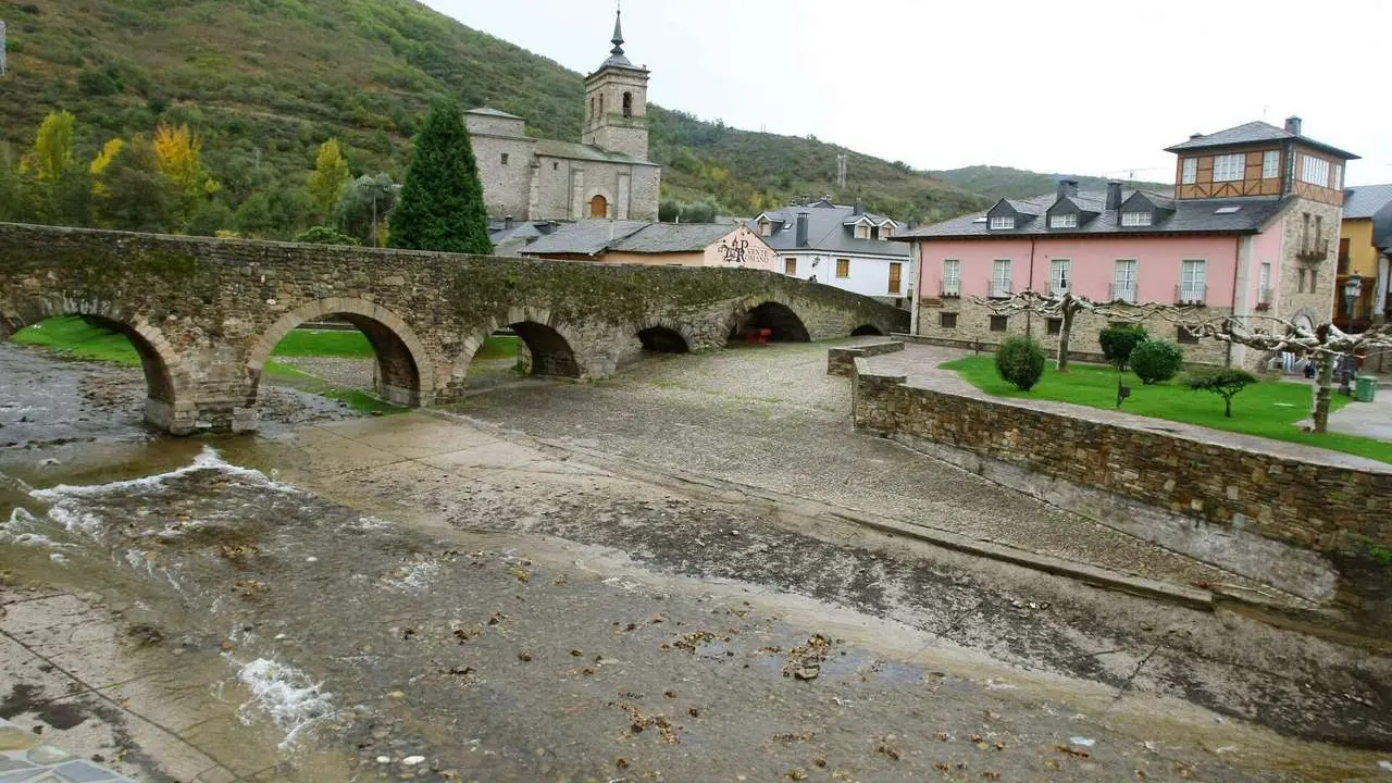 El Puente de los Peregrinos, punto de entrada a la localidad de Molinaseca a su paso por el Camino de Santiago, dentro del casco hist&oacute;rico de la villa
