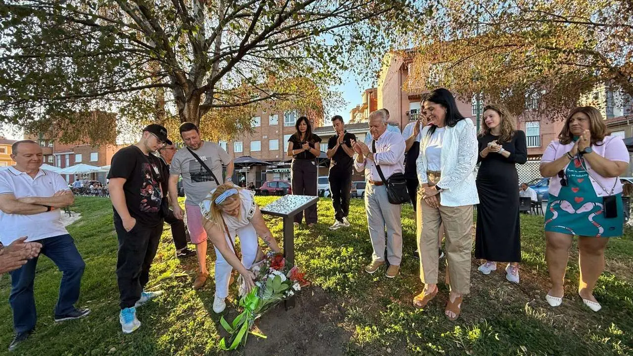 Una placa en el parque de La Era de Trobajo recordar&aacute; para siempre a la peque&ntilde;a Luc&iacute;a Chamorro, fallecida de c&aacute;ncer.
