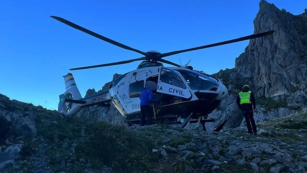 Rescatada una monta&ntilde;era enferma en el refugio Collado Jermoso. | GUARDIA CIVIL