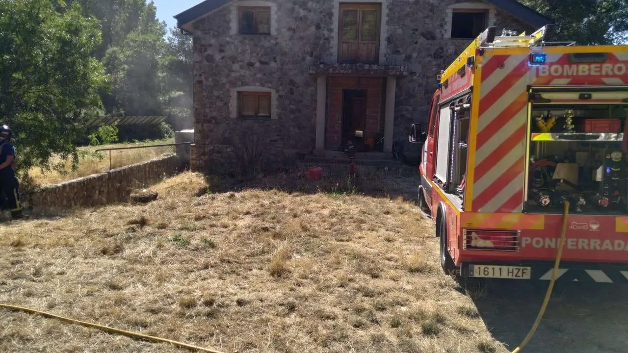 Dos intoxicados por el incendio de unas bater&iacute;as de litio en Folgoso de la Ribera. | ICAL
