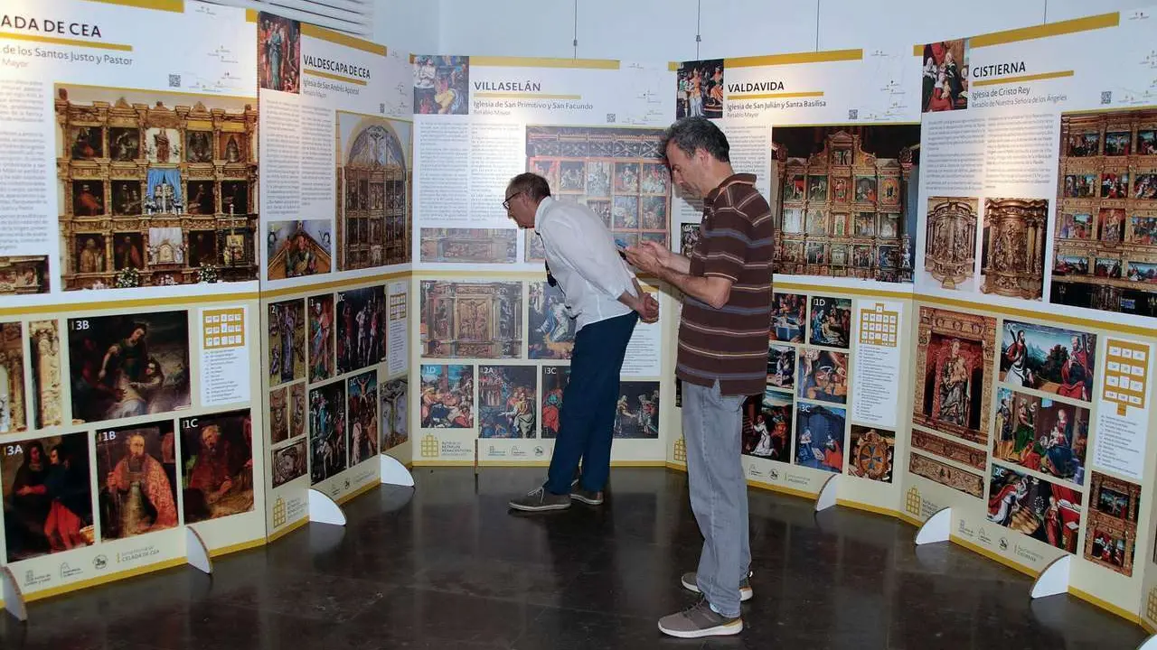 El presidente de la Fundaci&oacute;n Sierra Pambley, Graciliano Palomo; el director de Innovaci&oacute;n del &aacute;rea de Cultura, Patrimonio y Paisaje de la Fundaci&oacute;n Santa Mar&iacute;a la Real, Gumersindo Bueno, y el secretario de la Asociaci&oacute;n Cultural Balle de Scapa, Jes&uacute;s Revilla, presentan la exposici&oacute;n &lsquo;Ruta de los retablos renacentistas del Este de Le&oacute;n&rsquo;