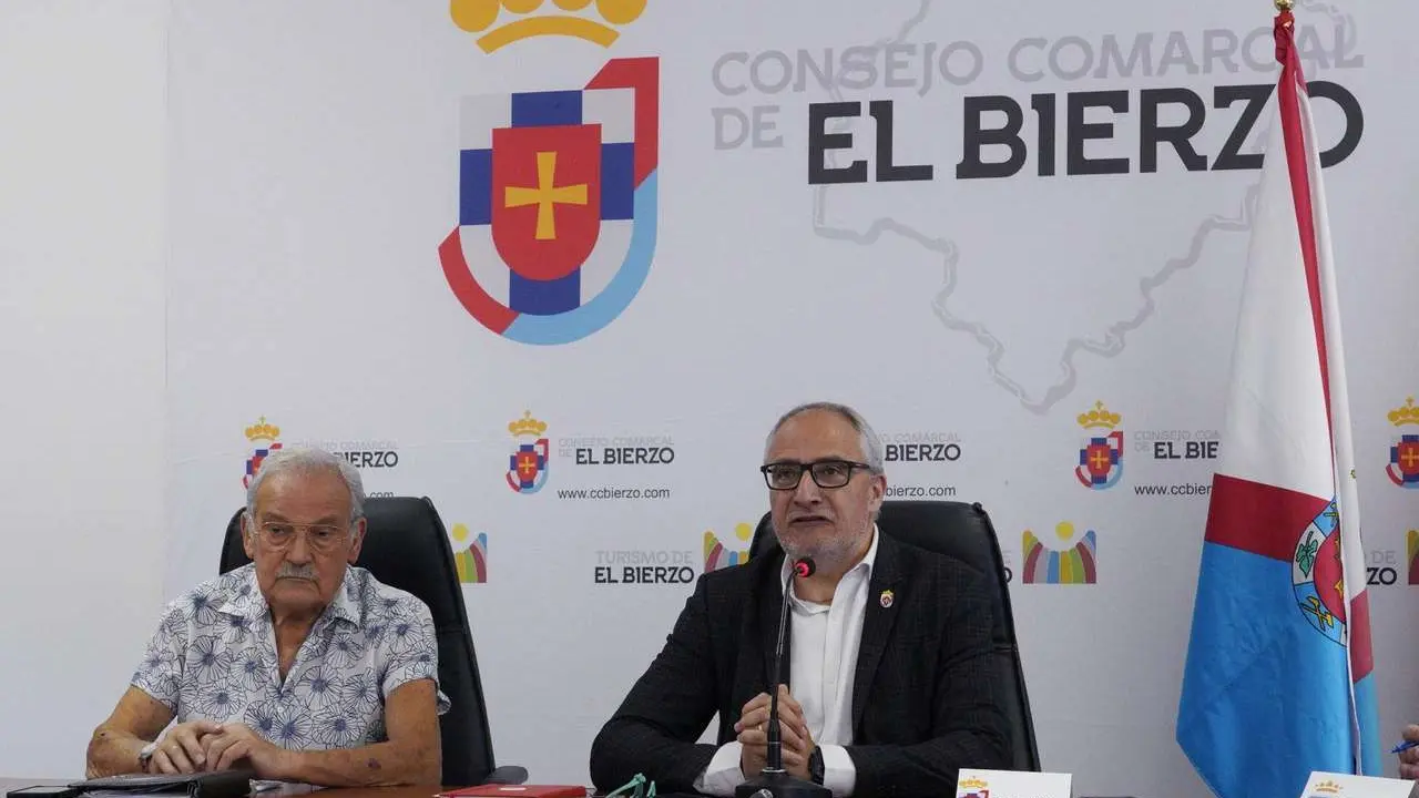 El presidente del Consejo Comarcal, Olegario Ram&oacute;n (D), junto al presidente de la Fundaci&oacute;n Prada a Tope, Jos&eacute; Luis Prada (I), durante la presentaci&oacute;n de la XVII edici&oacute;n de los Premios Palacio de Canedo