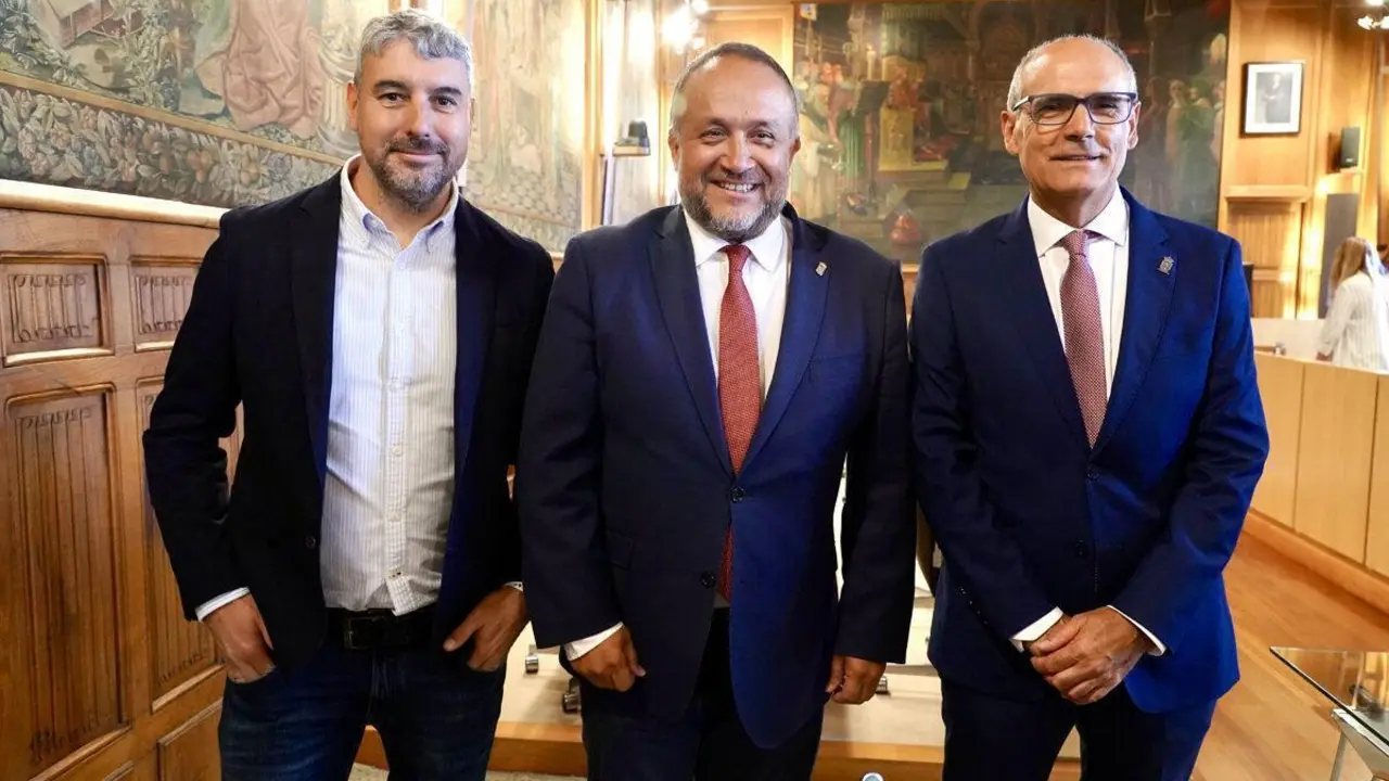 Los dos nuevos diputados junto al presidente de la instituci&oacute;n provincial, en el centro. | ICAL