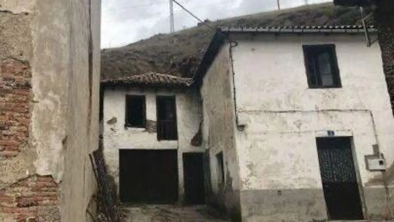 El empresario gallego Amancio Ortega, hijo de ferroviario, naci&oacute; en Busdongo de Arbas en marzo de 1936 y vivi&oacute; con su familia en la casita blanca. | SM