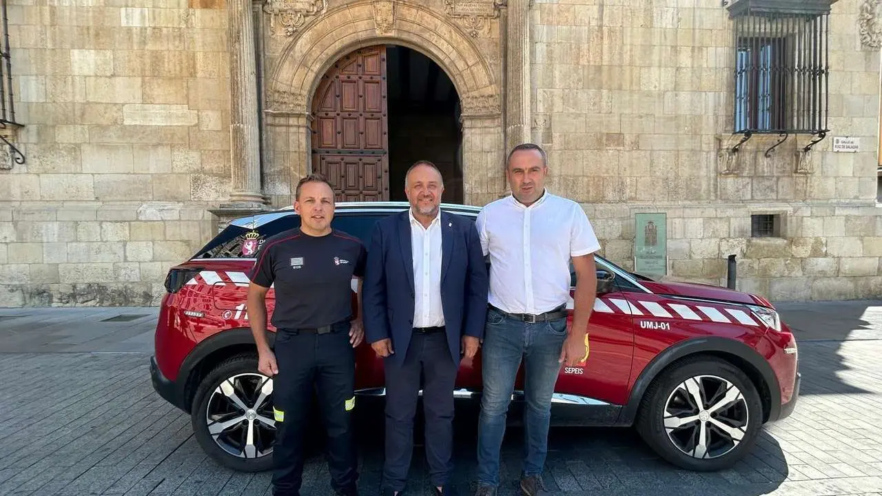 El jefe del servicio, Juli&aacute;n Alcal&aacute;, el presidente de la Diputaci&oacute;n, Gerardo &Aacute;lvarez Courel, y el diputado del &aacute;rea y vicepresidente, Luis Alberto Arias.